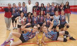 Küçük Kızlar Voleybol İl Birinciliği finalinde Bordo Mavi 61 Spor, şampiyon oldu