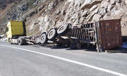 Artvin’de Korkutan Kaza! Tırın Konteyneri Yola Devrildi