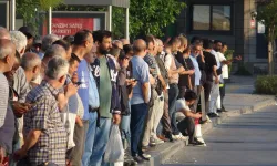 İzmir’de 23 Bin İşçi Greve Gitti: Otobüs Duraklarında Yoğunluk