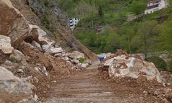 Giresun’da Heyelan Nedeniyle Kapanan Yol Tek Şeritten Trafiğe Açıldı