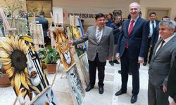 Adliye koridorunda el sanatları sergisi