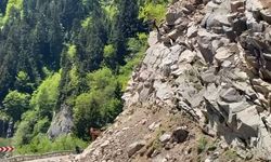 Giresun-Sivas karayolunda tehlike oluşturan kayalar yamaçlardan kontrollü olarak temizleniyor