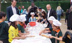Minik eller okul bahçesinde hamur açıp kıymalı pide hazırladılar