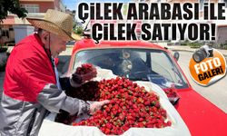 'Çilek' Otomobiliyle Yol Alan Satıcı Görenleri Gülümsetiyor