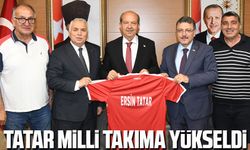 KKTC Cumhurbaşkanı Ersin Tatar’a Trabzon’da Anlamlı Hediye: Milli Forma Takdim Edildi