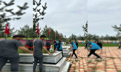 Üniversiteli öğrenciler Alucra Şehitliği’nde çevre düzenleme çalışması yaptı