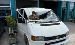 Araklı Çamlıktepe’de Yol Çalışmasında Dikkatsizlik: Kaya Parçası Araca Düştü, 2 Yaralı