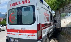 Artvin Merkez’de hasta taşıyan ambulans duvara çarptı: Kaza anında büyük panik