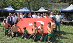 6 asırlık gelenek yaşatıldı: Düğün ve güreş coşkusu bir arada