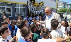 Başkan Sandıkçı, öğrencilerin karne heyecanına ortak oldu