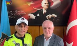Trabzonlu Trafik Polisi Durmuş’a Rize Şoförler Odası’ndan Plaket