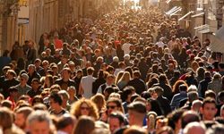 Türkiye’de Kadınlar Daha Uzun, Erkekler Daha Sağlıklı Yaşıyor