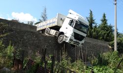 Freni Boşalan Tır İstinat Duvarında Asılı Kaldı!