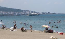 Samsun'da sıcaktan bunalanlar gölgelerde serinledi