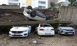Samsun’da istinat duvarı yağmur sularına dayanamadı: 4 araç zarar gördü