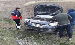 Çorum Sungurlu’da otomobil şarampole yuvarlandı: 2 kişi yaralandı