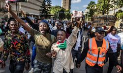 Kenya'da sosyal medya fenomeninin ölümü ülkeyi ayağa kaldırdı: Protestocular karakolu ateşe verdi