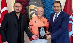 Trabzonspor’un As Başkanı Zeyyat Kafkas’tan Mehmet Zeki Altıntaş’a Teşekkür Plaketi