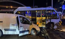 Rize'de minibüs ile hafif ticari araç çarpıştı: 10 yaralı