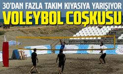 Yalıncak Sahilinde Plaj Voleybolu Coşkusu! 30'dan Fazla Takım Kıyasıya Yarışıyor