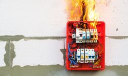 Lüleburgaz’da kaldırımda elektrik panosunda yangın çıktı
