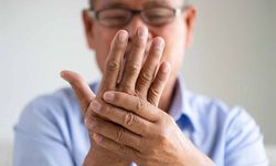 Yavaş adımlar, sessiz belirti: Parkinson hastalığında erken teşhis çok önemli