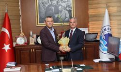 Özgür Özel’den Yomra Belediyesi’ne ziyaret: Yomra elması fidesi hediye edildi