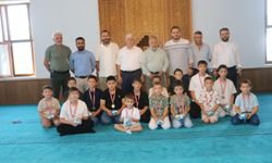 Of’ta Gururlu Anlar! Yaz Kursunda Kuran’a Geçen Öğrenciler Ödüllerini Aldı