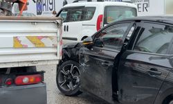 Kamyonet ile Otomobil Çarpıştı: Yaralılar Var!