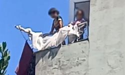 Minikler Yürekleri Ağza Getirdi! Balkonda Tehlikeli Oyun