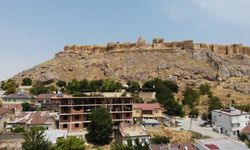 Bayburt'ta Kaleyi Gölgede Bırakan Binaya Tepki