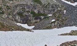 Artvin’de yaz ortasında karla kaplı göle girdiler
