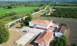 Taraftarlar okulu kırmızı-beyaza boyadı