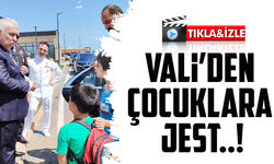 Trabzon Valisi Aziz Yıldırım, cami çıkışında çocuklara harçlıkla sürpriz yaptı
