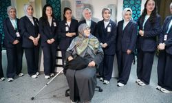 Muayeneye yalnız gelen hastaya sağlık personelinden şifa veren ilgi