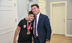 Türkiye Şampiyonu Berat Efe Keskin’den Başkan Kaya’ya Ziyaret