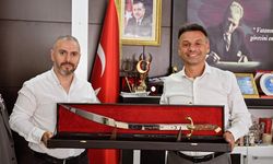 Sürmeneli usta Rasim Özyiğit’ten Başkan Koçhan’a el yapımı Osmanlı kılıcı