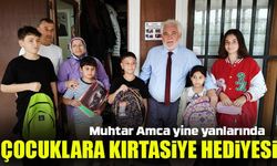 Muhtar Amca Yine Yanlarında: Çocuklara Kırtasiye Hediyesi Dağıttı