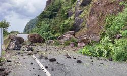 Sabah Saatlerinde Heyelan! Karadeniz Sahil Yolu Ulaşıma Kapandı