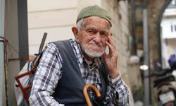 Asrın ustası: 96 yaşında gözlük kullanmadan şemsiye tamir ediyor