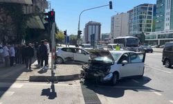 Kavşakta otomobiller çarpıştı: 1 yaralı