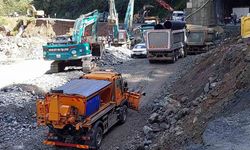 Sel ve heyelanlar nedeniyle 3 gündür kapalı olan Çamlıhemşin-Ayder karayolu ulaşıma açıldı