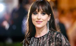 New York Moda Haftası’nda Dakota Johnson’dan Cesur Stil: Gecede Şeffaf Elbise Detayı