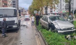 Samsun'da Otomobil Çöp Kamyonuna Çarptı! Yaralı Var...