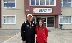 Dünya Kupası'nda üçüncü olan milli bocceci Yağmur Tosun, okulunda çiçeklerle karşılandı