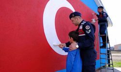 Bayburt jandarmadan öğrencilere anlamlı ’Cumhuriyet’ sürprizi: Renksiz duvara dev şanlı Türk bayrağı çizildi