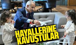 Ulaştırma Bakanı Uraloğlu, Uçak Sevdalısı Minik İkizleri Ağırladı! Erva ve Zümra’ya Özel Sürpriz