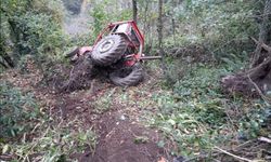 Samsun'da devrilen traktörün sürücüsü yaralandı