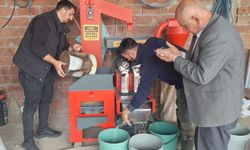 Bafra Ovası'nda kurulan makinede çeltiğin randımanı tespit ediliyor