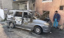 Samsun'da park halinde alev alan hafif ticari araç kullanılamaz hale geldi